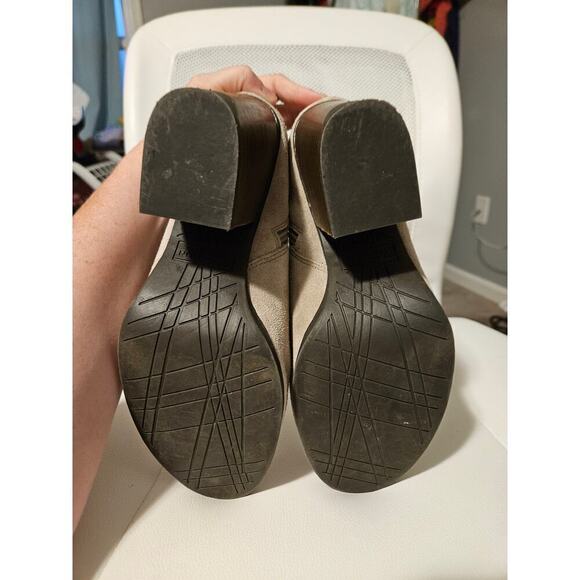 Kenneth Cole Reaction Mightiest Taupe Suede Bootie size 9 - Picture 8 of 9